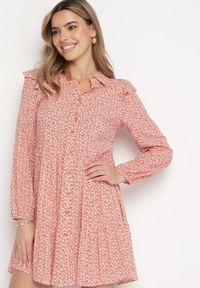 Born2be - Różowa Rozkloszowana Sukienka Mini w Kwiaty z Falbankami na Ramionach Lorean. Okazja: na spacer, na imprezę. Typ kołnierza: kołnierz z falbankami. Kolor: różowy. Materiał: materiał. Wzór: kwiaty. Sezon: lato. Styl: elegancki. Długość: mini #1