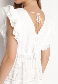 Born2be - Biała Koronkowa Sukienka Maxi o Rozkloszowanym Fasonie z Falbankami Wilea. Typ kołnierza: kołnierz z falbankami. Kolor: biały. Materiał: koronka. Wzór: haft. Długość: maxi #4