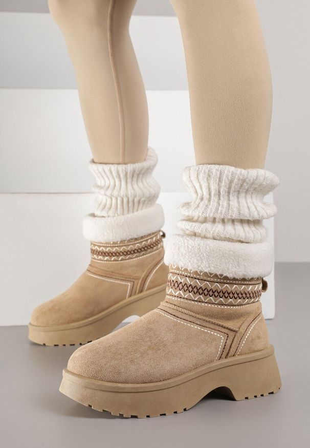 Renee - Ciemnobeżowe Krótkie Śniegowce Wsuwane z Haftem i Futerkiem przy Cholewce Miovadia. Zapięcie: bez zapięcia. Kolor: beżowy. Materiał: futro. Szerokość cholewki: normalna. Wzór: haft. Sezon: zima