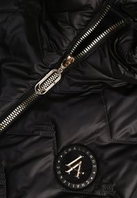 Born2be - Czarna Przejściowa Kamizelka Pikowana o Długim Kroju z Kapturem i Naszywką Harmaste. Okazja: na co dzień. Typ kołnierza: kaptur. Kolor: czarny. Materiał: jeans. Długość: długie. Wzór: aplikacja. Styl: casual #7