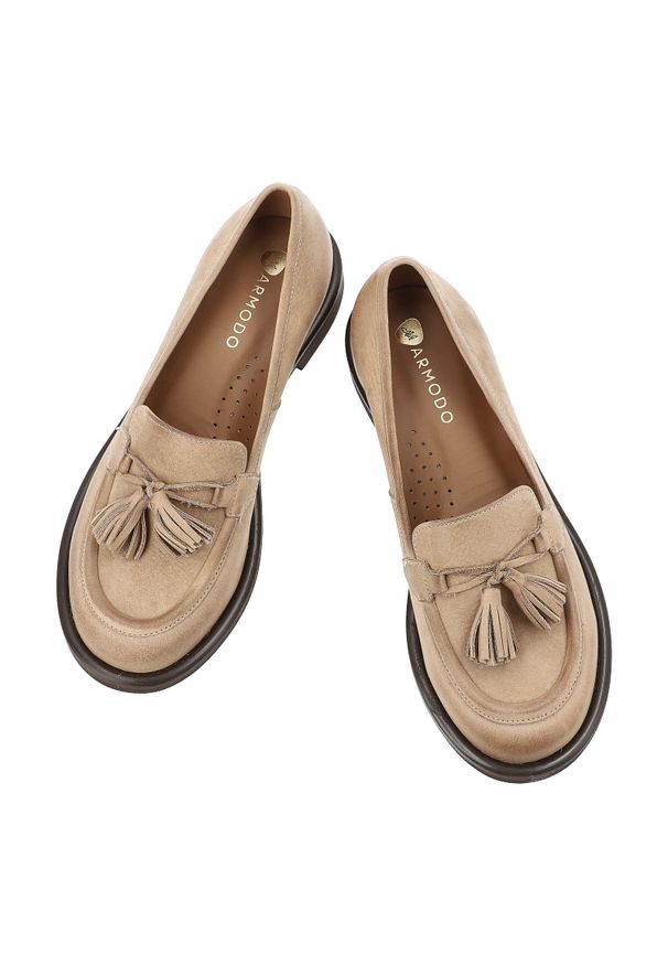 Mokasyny beżowe Armodo, z miękką cholewką i dekoracyjnymi chwostami na przodzie osadzone na niskim stabilnym obcasie zapewniają wygodę, beżowe, 1726. Kolor: beżowy. Materiał: nubuk. Szerokość cholewki: normalna. Obcas: na obcasie. Styl: klasyczny, elegancki. Wysokość obcasa: średni
