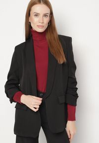 Born2be - Czarna Niezapinana Marynarka Pudełkowa z Wiskozą z Marszczonymi Rękawami Feniravia. Okazja: na spotkanie biznesowe, do pracy. Kolor: czarny. Materiał: wiskoza. Styl: biznesowy