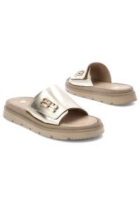 Złote Klapki Armodo Stylowe Płaskie Obuwie Damskie. Okazja: na spacer, na co dzień. Kolor: złoty. Materiał: jeans. Sezon: lato. Styl: elegancki #3