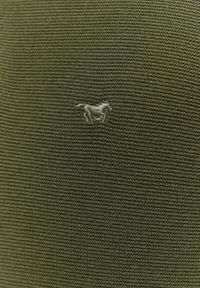 Męski Sweter Mustang Style Everett Rifle Green 1015474 6514. Okazja: na co dzień. Typ kołnierza: kołnierzyk stójkowy. Materiał: bawełna. Długość rękawa: długi rękaw. Długość: długie. Styl: casual, elegancki #5