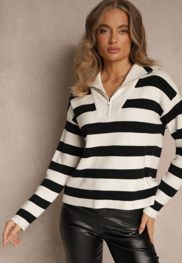 Renee - Czarno-Biały Sweter w Paski z Suwakiem przy Dekolcie Ralanae. Okazja: na co dzień. Kolor: czarny. Materiał: skóra, jeans. Długość rękawa: długi rękaw. Długość: długie. Wzór: paski. Styl: klasyczny, casual