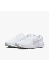 Buty do biegania męskie Nike Revolution 7. Zapięcie: sznurówki. Kolor: biały, beżowy, wielokolorowy. Materiał: guma, syntetyk, tkanina, materiał. Szerokość cholewki: normalna. Model: Nike Revolution