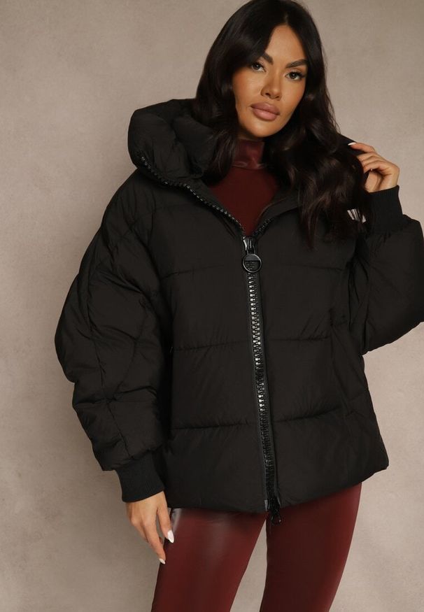 Renee - Czarna Oversizowa Kurtka Puffer z Kaputrem Mevenassa. Kolor: czarny. Materiał: dzianina, zamsz, poliester. Sezon: zima. Styl: elegancki