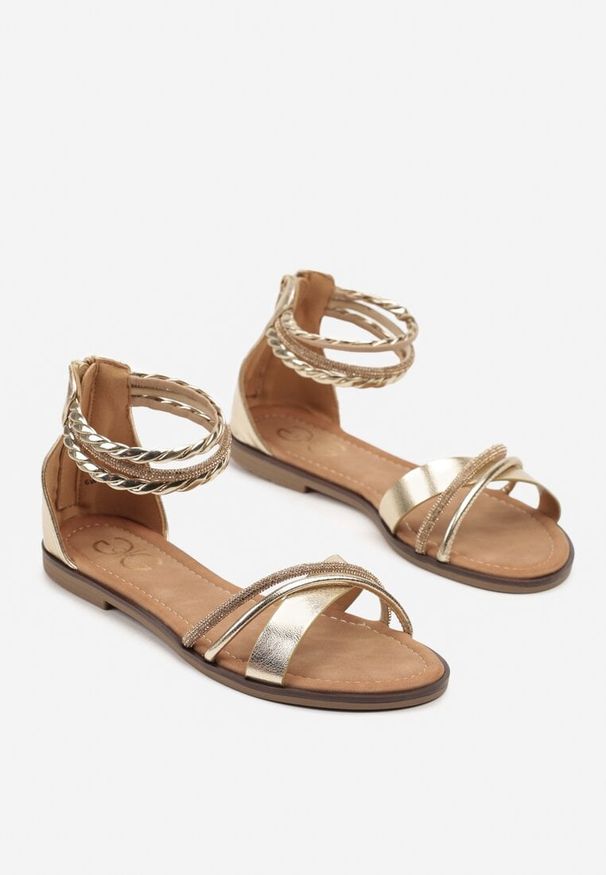 Renee - Złote Sandały Ozdobione Plecionymi i Cyrkoniowymi Paskami Irrielle. Okazja: na co dzień. Zapięcie: pasek. Kolor: złoty. Wzór: aplikacja. Styl: casual, elegancki