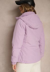 Renee - Jasnofioletowa Kurtka z Pikowaną Odpinaną Stroną i Odpinanym Kapturem Doriona. Okazja: na spotkanie biznesowe, na co dzień, do pracy, na spacer. Kolor: fioletowy. Materiał: jeans. Sezon: jesień. Styl: biznesowy, casual, elegancki #4