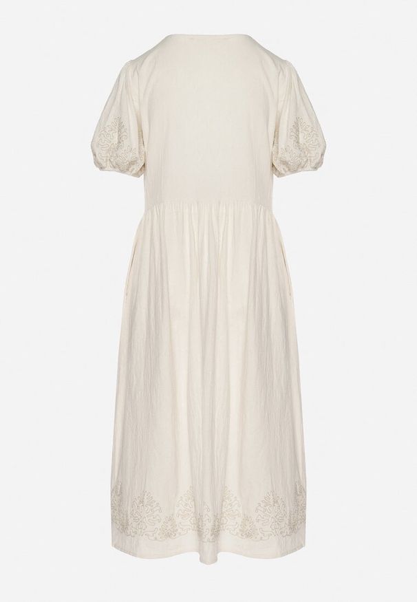 Born2be - Biała Bawełniana Sukienka Boho o Rozkloszowanym Kroju Zdobiona Haftem Lannivra. Okazja: na co dzień, na imprezę. Typ kołnierza: dekolt w kształcie V. Kolor: biały. Materiał: bawełna. Wzór: aplikacja, haft. Sezon: lato. Typ sukienki: rozkloszowane. Styl: boho