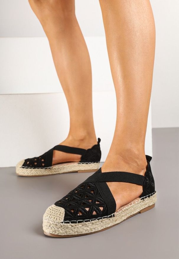 Renee - Czarne Espadryle na Plecionej Podeszwie z Ażurowymi Zdobieniami Deothra. Okazja: na co dzień. Nosek buta: okrągły. Zapięcie: pasek. Kolor: czarny. Materiał: jeans. Wzór: aplikacja, ażurowy. Obcas: na płaskiej podeszwie. Styl: elegancki, casual