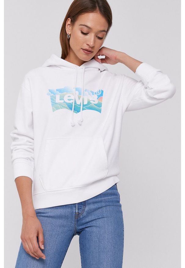 Levi's® - Levi's Bluza damska kolor biały z kapturem z nadrukiem. Okazja: na spotkanie biznesowe, na co dzień. Typ kołnierza: kaptur. Kolor: biały. Długość rękawa: długi rękaw. Długość: długie. Wzór: nadruk. Styl: casual, biznesowy