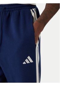 Adidas - adidas Spodnie dresowe Essentials 3-Stripes JE6334 Granatowy Regular Fit. Kolor: niebieski. Materiał: bawełna #3