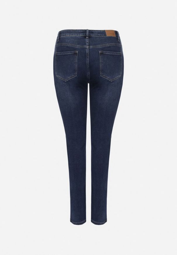 Born2be - Granatowe Jeansy z Bawełny o Dopasowanym Kroju z Ozdobnymi Guzikami Neladira. Okazja: na co dzień. Kolor: niebieski. Styl: klasyczny, elegancki, casual