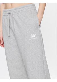New Balance Spodnie dresowe WP31530 Szary Relaxed Fit. Kolor: szary. Materiał: syntetyk, dresówka, bawełna