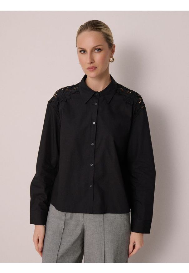 Sinsay - Bawełniana koszula z ozdobną koronką - czarny. Kolor: czarny. Materiał: koronka, bawełna. Wzór: koronka