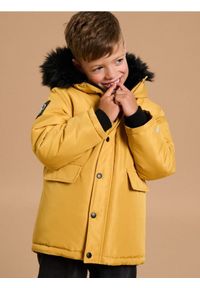 Sinsay - Kurtka z kapturem obszytym sztucznym futrem - żółty. Typ kołnierza: kaptur. Kolor: żółty. Materiał: futro #1