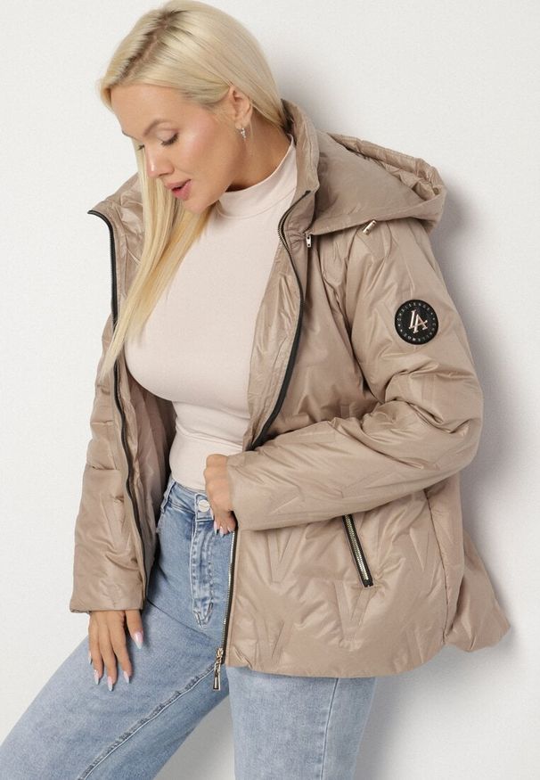 Born2be - Beżowa Pikowana Kurtka o Prostym Kroju z Kapturem ze Ściągaczami Falesaa. Okazja: na co dzień. Typ kołnierza: kaptur. Kolekcja: plus size. Kolor: beżowy. Materiał: jeans. Styl: casual, elegancki