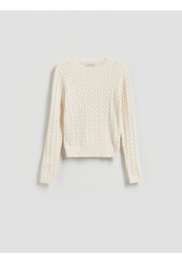 Reserved - Sweter z ozdobnym splotem - kremowy. Kolor: kremowy. Materiał: dzianina, wiskoza. Wzór: ze splotem