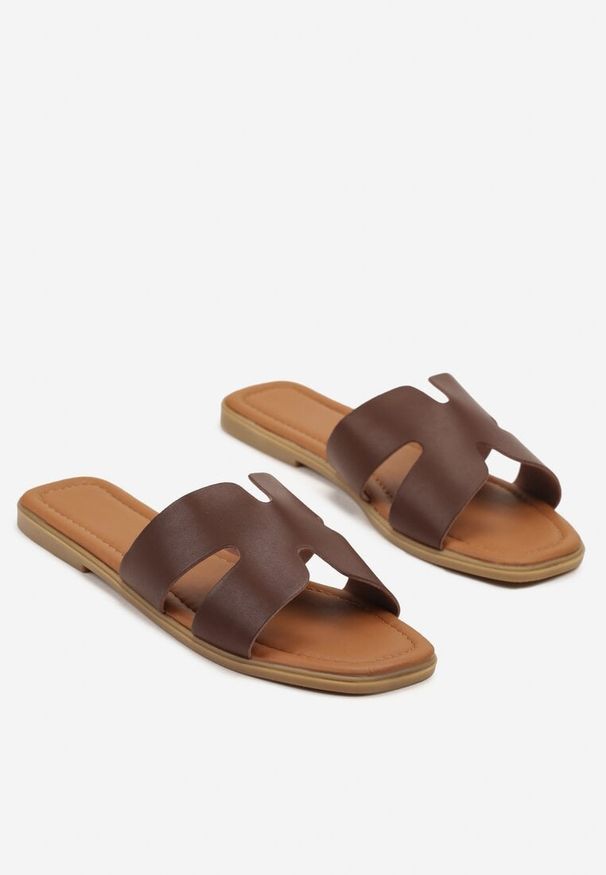 Born2be - Ciemnobrązowe Minimalistyczne Klapki na Płaskiej Podeszwie Zdobione Wycięciami Filazzia. Okazja: na co dzień, na plażę. Kolor: brązowy. Wzór: aplikacja. Sezon: lato. Obcas: na płaskiej podeszwie. Styl: casual