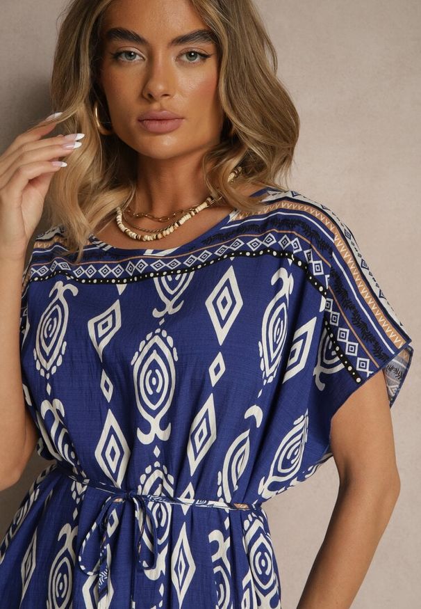 Renee - Niebieska Wiskozowa Sukienka o Pudełkowym Kroju w Etniczny Print Miriliana. Okazja: na co dzień. Kolor: niebieski. Materiał: wiskoza. Wzór: nadruk. Typ sukienki: proste. Styl: elegancki, casual
