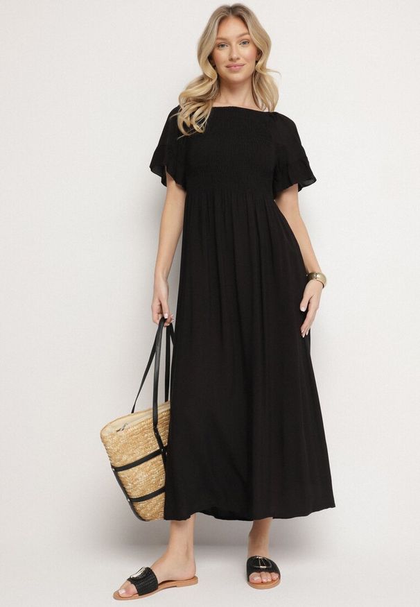 Born2be - Czarna Bawełniana Sukienka o Kroju Hiszpanki z Elastyczną Górą Niloviria. Okazja: na co dzień. Typ kołnierza: dekolt hiszpanka. Kolor: czarny. Materiał: bawełna. Długość rękawa: krótki rękaw. Styl: casual, klasyczny