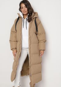 Born2be - Ciemnobeżowa Długa Kurtka Pikowana Płaszcz na Zamek z Kapturem Lesea. Okazja: na co dzień. Typ kołnierza: kaptur. Kolor: beżowy. Materiał: dzianina, jeans. Długość: długie. Styl: casual, elegancki #3