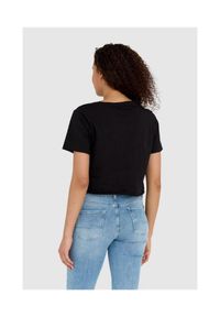 Guess - GUESS Czarny krótki t-shirt damski z surowym wykończeniem boxy fit. Kolor: czarny. Materiał: bawełna. Długość: krótkie