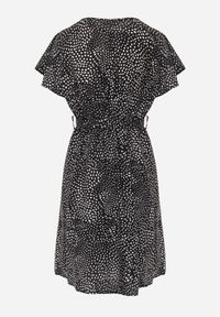 Born2be - Czarna Sukienka Kepherine. Okazja: na co dzień, na spacer. Kolor: czarny. Długość rękawa: krótki rękaw. Typ sukienki: kopertowe. Styl: elegancki, casual #7