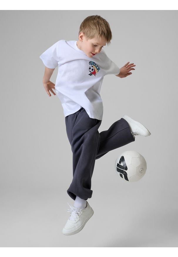 4f - 4F T-shirt loose z nadrukiem chłopięcy - biały 122/128 (6-8 lat). Kolor: biały. Materiał: dzianina, materiał, dresówka, bawełna, jeans. Wzór: nadruk. Sezon: lato