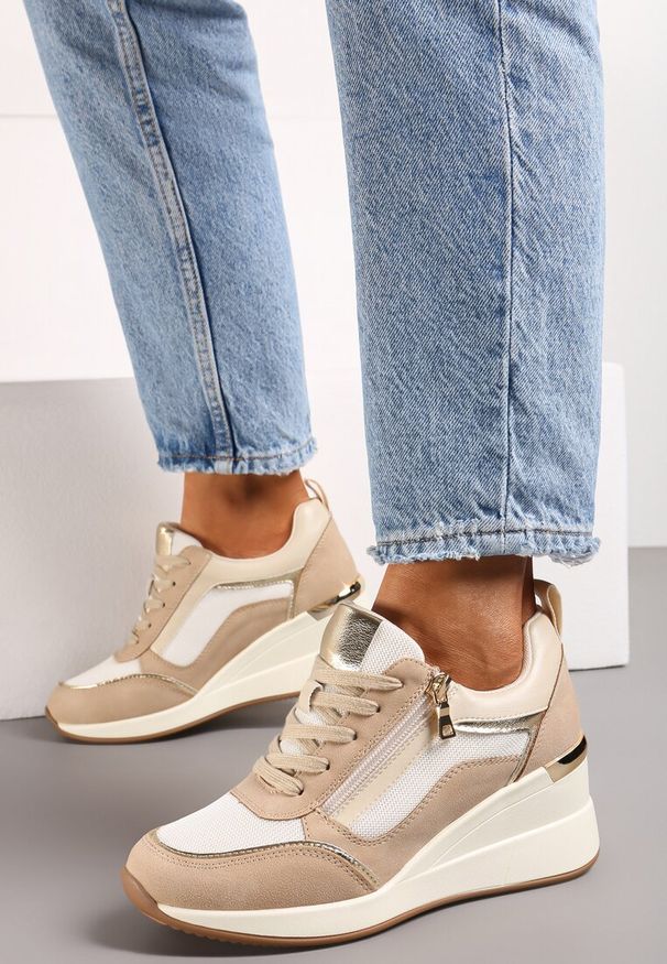 Renee - Brązowe Sneakersy Ozdobione Suwakiem i Metalowymi Aplikacjami na Koturnie Warranta. Okazja: na co dzień, na spacer. Kolor: brązowy. Materiał: jeans. Wzór: aplikacja. Sezon: lato, wiosna. Obcas: na koturnie. Sport: turystyka piesza
