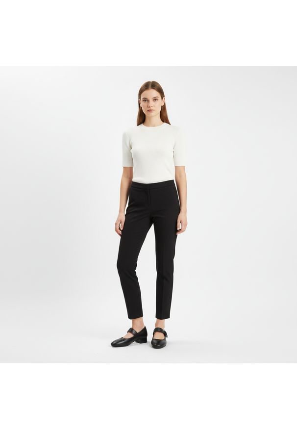 Czółenka damskie Rieker, stabilny niski obcas klasyczny fason pasek z zapięciem miękka cholewka wygodne dopasowanie elegancki charakter, czarne, 4345. Zapięcie: pasek. Kolor: czarny. Szerokość cholewki: normalna. Wzór: gładki. Obcas: na obcasie. Styl: elegancki, klasyczny. Wysokość obcasa: niski