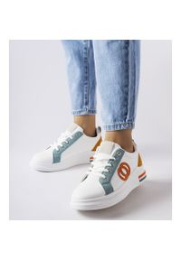 Inna Białe sneakersy z kolorowymi wstawkami Passaic. Nosek buta: okrągły. Kolor: biały. Materiał: materiał, guma. Wzór: kolorowy. Sezon: lato