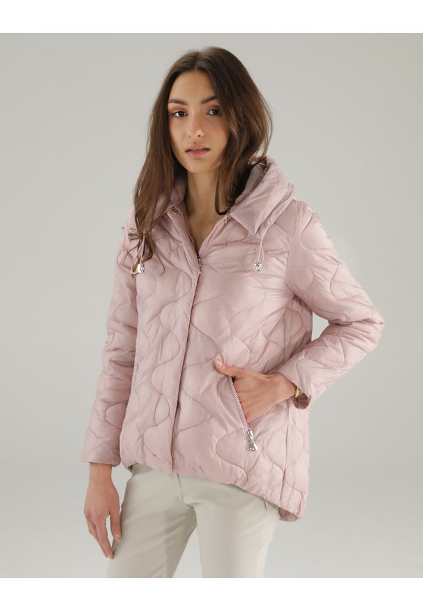 Unisono - RÓŻOWA KURTKA Z PIKOWANIEM 76-7013 ROSA52. Kolor: różowy. Materiał: nylon, poliamid, poliester, materiał