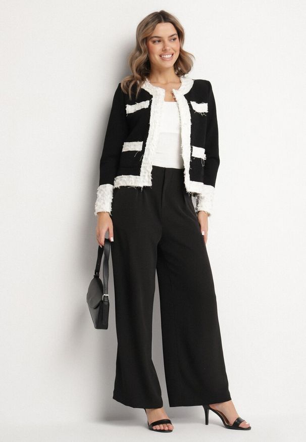 Born2be - Czarna Pudełkowa Marynarka Zdobiona Tłoczonymi Wstawkami Ransira. Okazja: na co dzień. Kolor: czarny. Materiał: jeans. Wzór: aplikacja. Styl: elegancki, casual