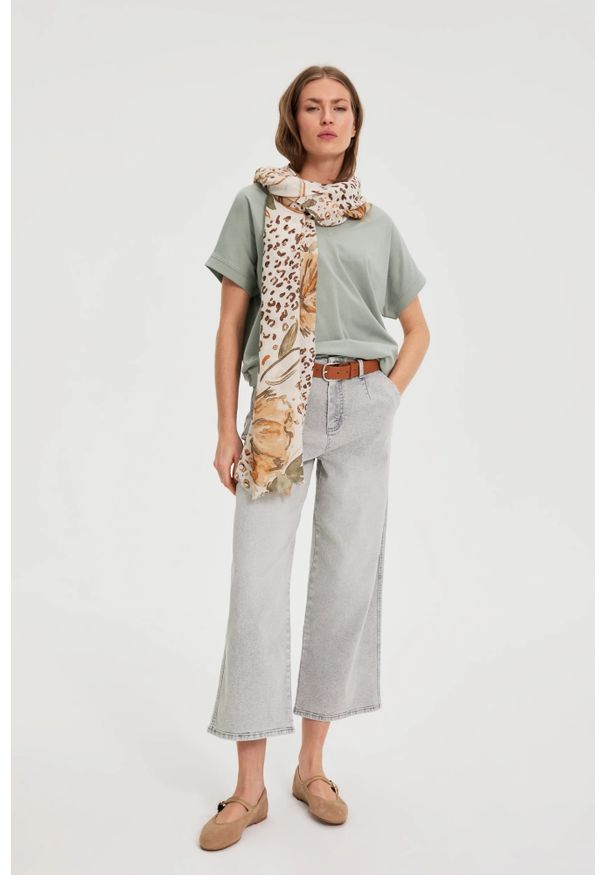 MOODO - Wzorzysty szal beżowy. Kolor: beżowy. Materiał: poliester