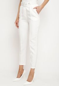 Born2be - Białe Garniturowe Dopasowane Spodnie z Materiałowym Paskiem z Klamrą Kerriy. Kolor: biały. Materiał: materiał #1