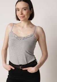 Born2be - Ciemnoszary Bawełniany Top na Ramiączkach z Ozdobną Koronką przy Dekolcie Berlisa. Okazja: na co dzień, na spotkanie biznesowe. Kolor: szary. Materiał: bawełna, koronka. Długość rękawa: na ramiączkach. Wzór: koronka. Styl: casual, biznesowy, elegancki #1