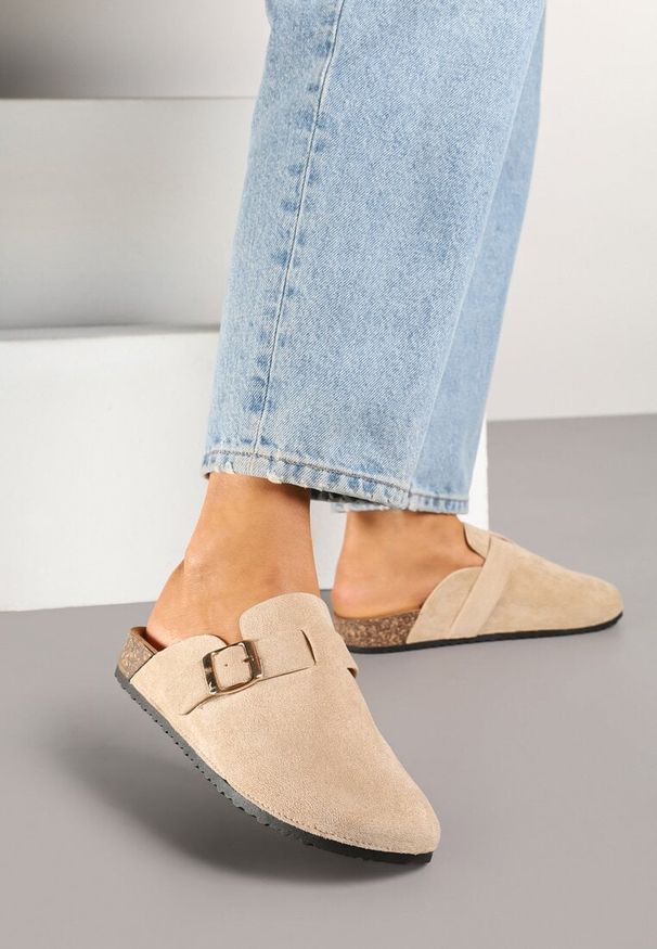 Born2be - Beżowe Klapki z Ozdobnym Paskiem i Klamrą Calevelis. Nosek buta: okrągły. Kolor: beżowy. Materiał: jeans. Obcas: na obcasie. Styl: elegancki, klasyczny. Wysokość obcasa: średni