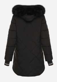 Born2be - Czarna Pikowana Kurtka z Kapturem z Futrem i Ściągaczami przy Rękawach Dacce. Okazja: na co dzień. Typ kołnierza: kaptur. Kolor: czarny. Materiał: futro. Styl: casual #4