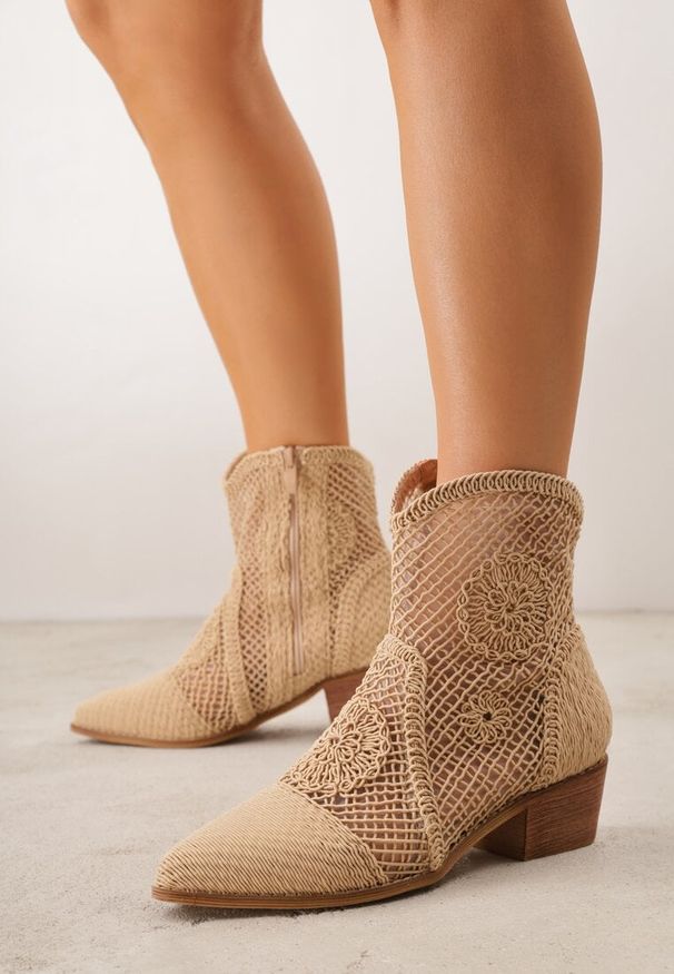 Renee - Ciemnobeżowe Botki Kowbojki VICES na Niskim Stożku z Ażurową Cholewką Azinessa. Okazja: na co dzień. Kolor: beżowy. Materiał: zamsz, jeans. Szerokość cholewki: normalna. Wzór: ażurowy. Obcas: na stożku. Styl: casual. Wysokość obcasa: niski