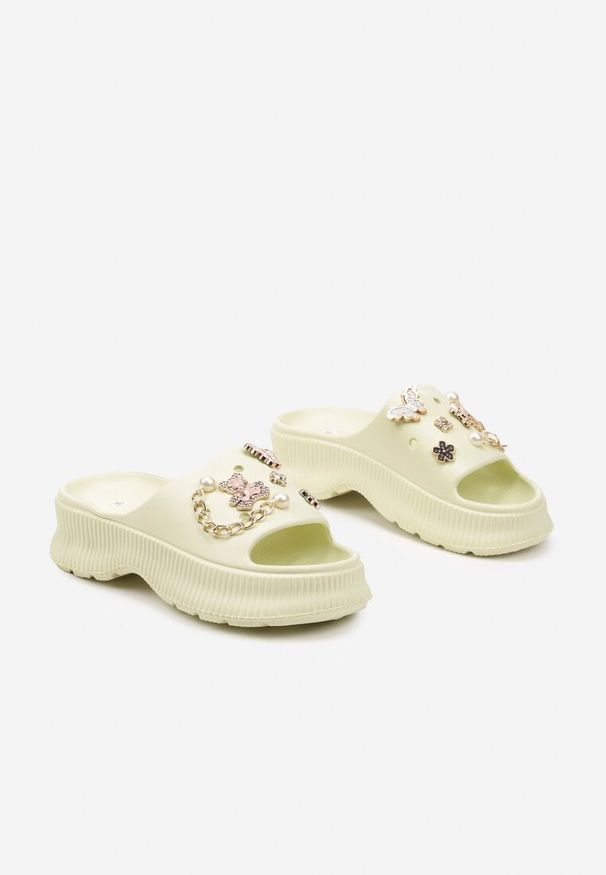 Born2be - Jasnozielone Klapki Piankowe na Grubej Podeszwie Zdobione Zawieszkami Galione. Okazja: na co dzień. Kolor: zielony. Materiał: jeans, skóra. Wzór: aplikacja. Styl: klasyczny, elegancki, casual