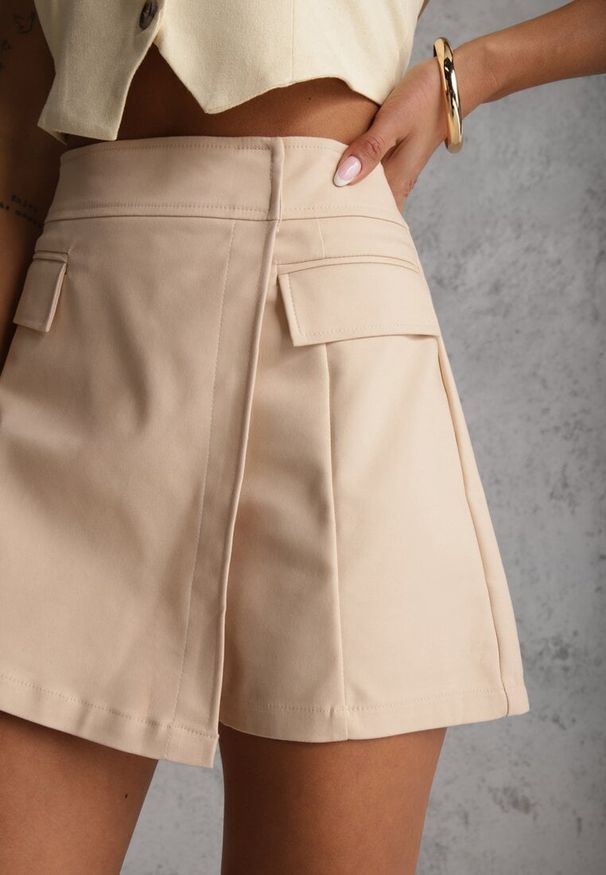 Renee - Beżowe Asymetryczne Spódnico-Szorty z Bawełną i Imitacją Kieszeni Tinabel. Kolor: beżowy. Materiał: bawełna. Długość: krótkie. Styl: street