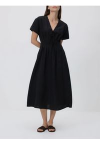 Reserved - Sukienka midi z lyocellem - czarny. Kolor: czarny. Materiał: wiskoza, tkanina. Typ sukienki: proste. Długość: midi #1