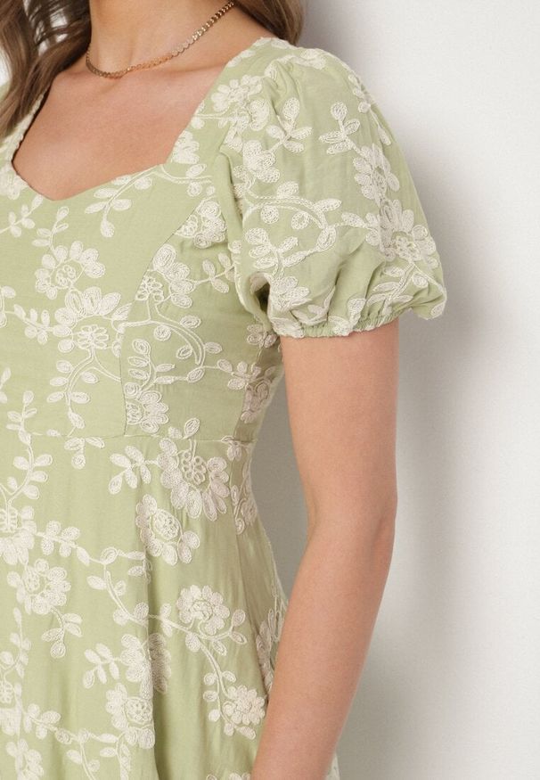 Born2be - Zielona Wiskozowa Sukienka w Kwiaty Lunobella. Okazja: na co dzień. Kolor: zielony. Materiał: wiskoza. Długość rękawa: długi rękaw. Wzór: kwiaty. Typ sukienki: sportowe. Styl: elegancki, sportowy, casual