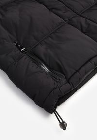 Born2be - Czarna Krótka Kamizelka Pikowana Typu Puffer Niraemius. Okazja: na co dzień. Kolor: czarny. Materiał: poliester. Długość: krótkie. Styl: casual #6