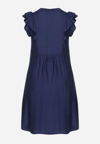 Born2be - Niebieska Sukienka Pudełkowa z Bawełną i Trójkątnym Dekoltem Ozdobiona Falbankami Vikirva. Okazja: na randkę, na co dzień. Typ kołnierza: kołnierz z falbankami. Kolekcja: plus size. Kolor: niebieski. Wzór: aplikacja. Typ sukienki: proste, dla puszystych. Materiał: bawełna. Długość rękawa: długi rękaw. Styl: elegancki, casual, klasyczny #7