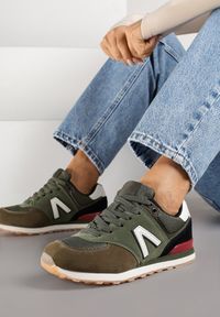 Renee - Zielone Sneakersy Ozdobione Geometrycznym Motywem Rilenessa. Okazja: na co dzień. Kolor: zielony. Materiał: jeans. Wzór: aplikacja, geometria