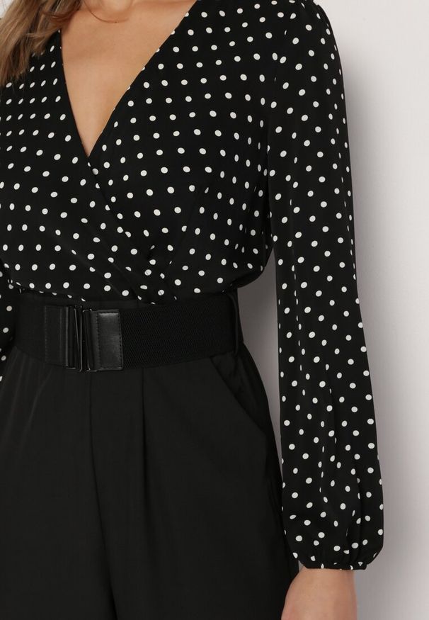 Born2be - Czarny Kombinezon z Paskiem i Kopertowym Dekoltem z Szeroką Nogawką Omera. Okazja: na co dzień. Kolor: czarny. Styl: casual