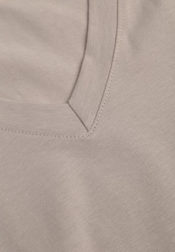 Born2be - Beżowy T-shirt z Bawełny z Trójkątnym Dekoltem Siliphe. Okazja: na co dzień, na spotkanie biznesowe, do pracy. Kolor: beżowy. Materiał: bawełna. Styl: biznesowy, casual, elegancki
